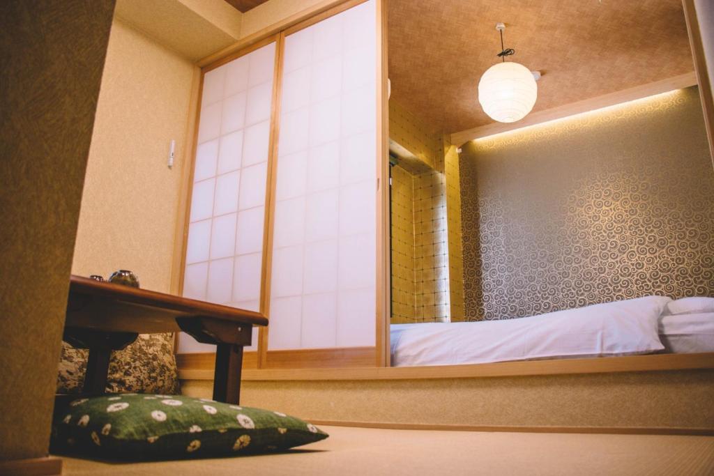 a room with a mirror and a bed in a room at WASEIDOU ZEN - Vacation STAY 17240v in Kobe