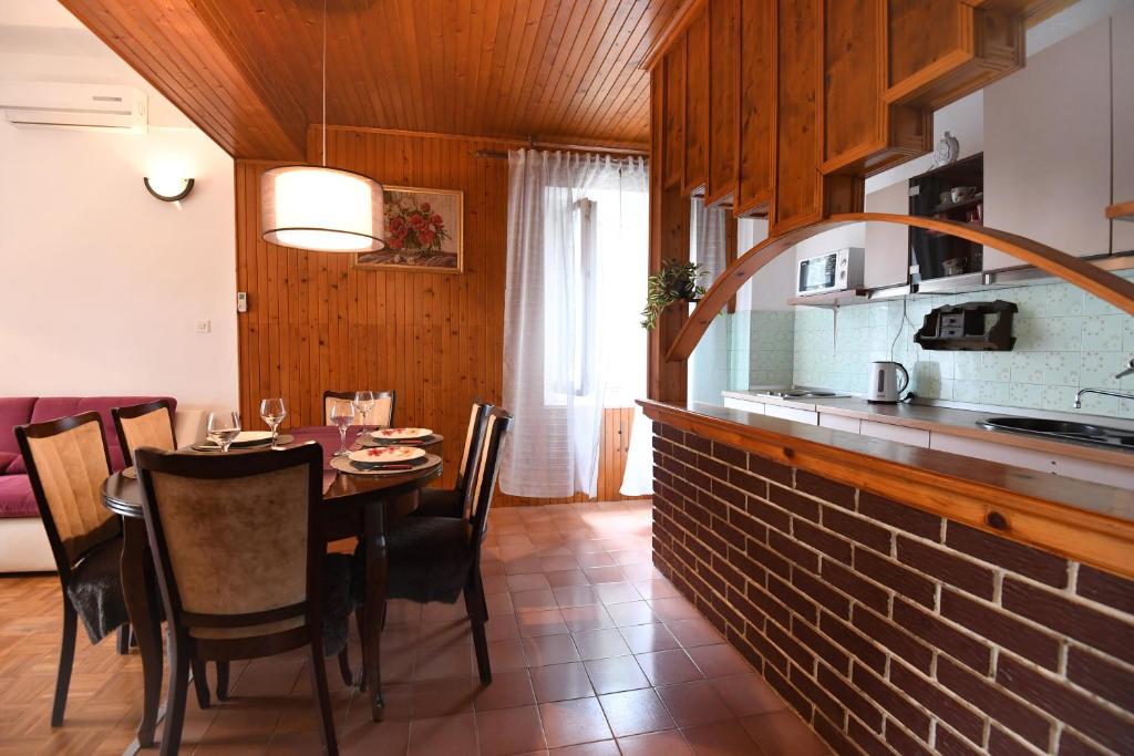 Kuchyň nebo kuchyňský kout v ubytování Apartmani Erna