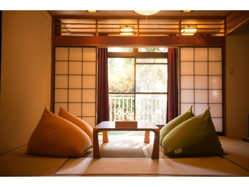 Habitación con mesa frente a una ventana en The Ryokan Tokyo Yugawara - Vacation STAY 21489v en Miyakami