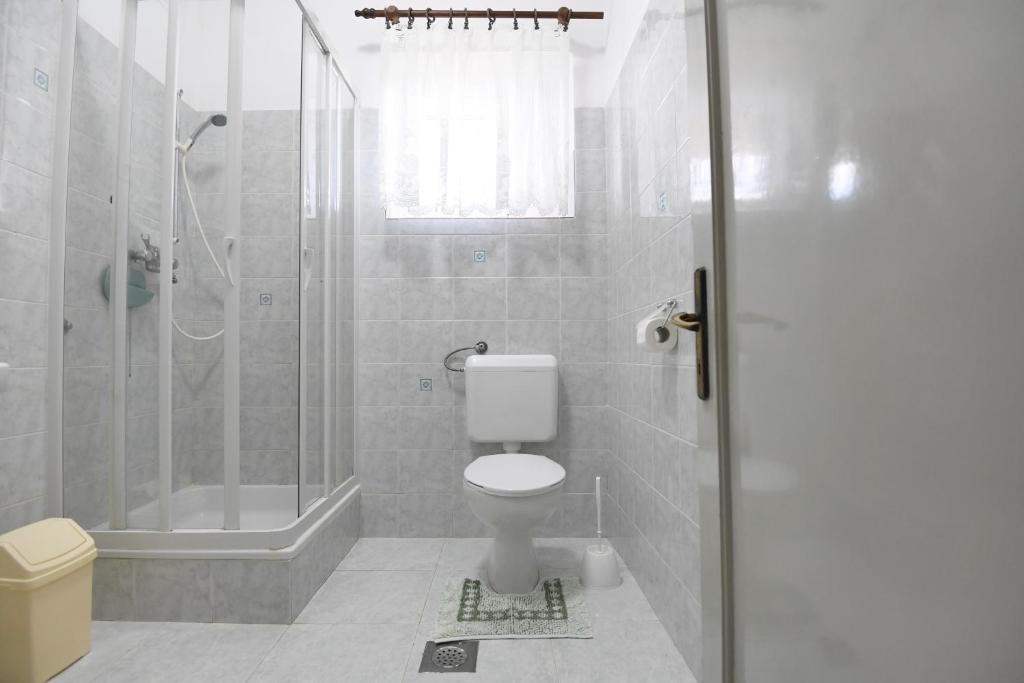 Koupelna v ubytování Apartmani Erna