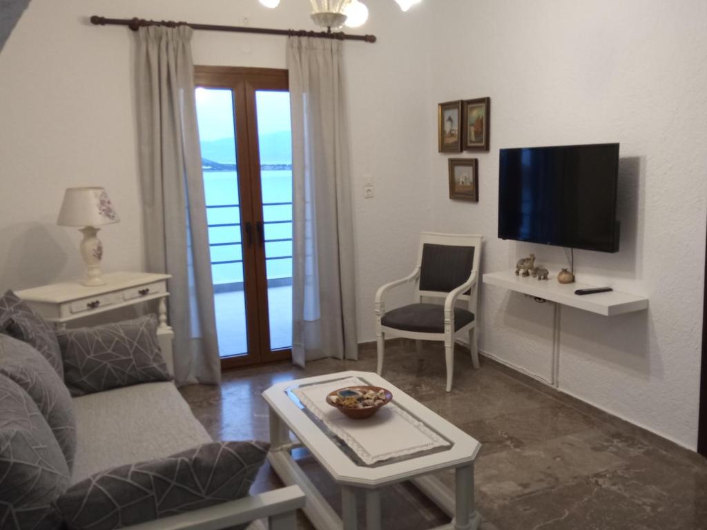 Televízia a/alebo spoločenská miestnosť v ubytovaní Marilena Panoramic Sea View House