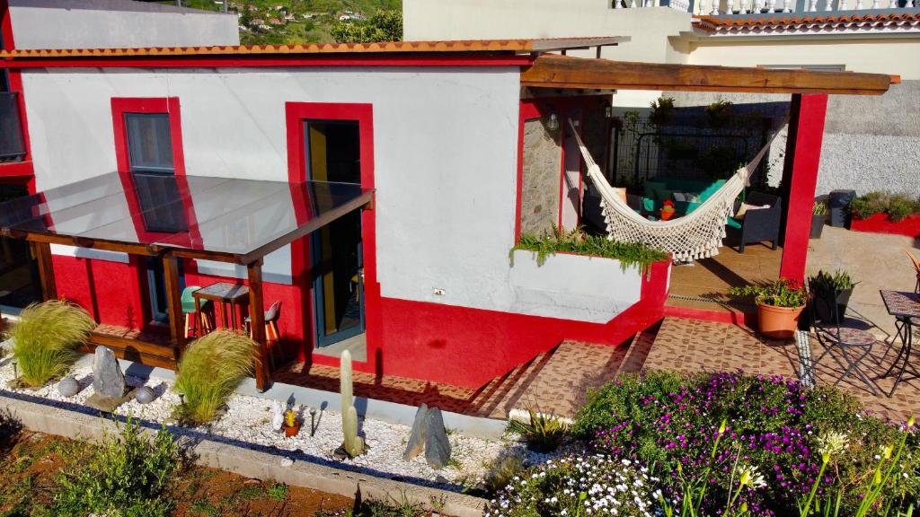 un modelo de casa con hamaca en Victoria Tiny Stone House, en Ponta do Pargo