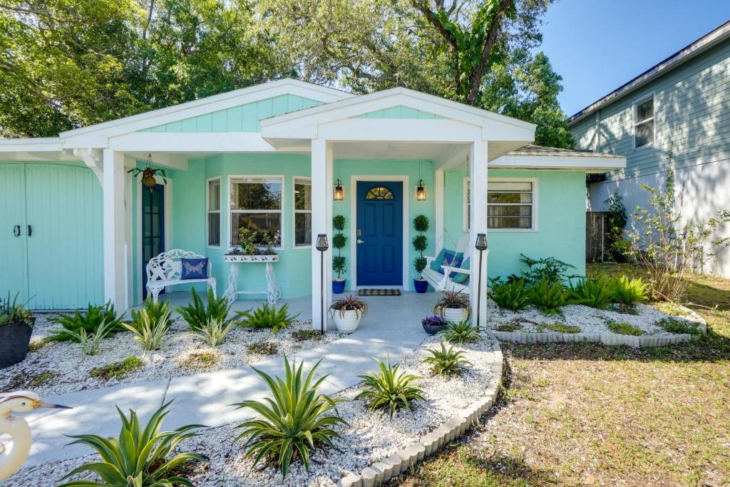 Dreamy Palm Harbor Cottage, Steps to Crystal Beach, Palm Harbor