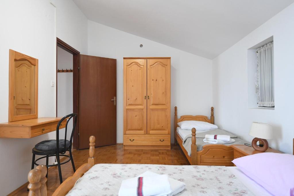 Postel nebo postele na pokoji v ubytování Apartmani Erna