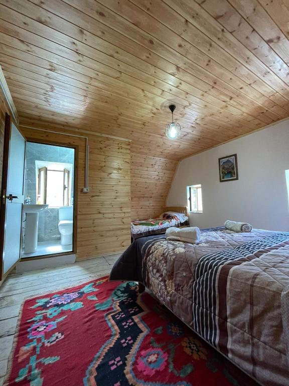 Postel nebo postele na pokoji v ubytování Guest House Rrashkadoli