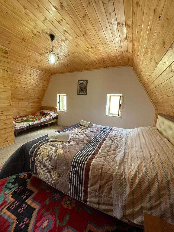 Postel nebo postele na pokoji v ubytování Guest House Rrashkadoli