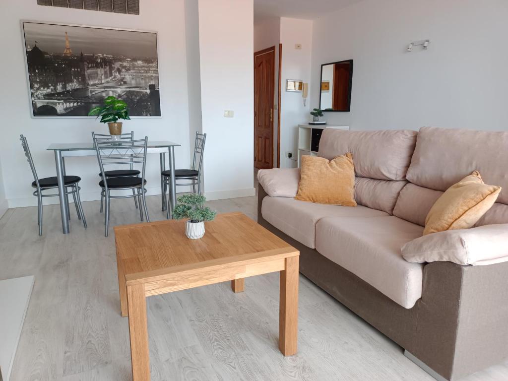 ein Wohnzimmer mit Couch und Tisch in der Unterkunft Sunset view in La Romantica, 2 in Los Realejos