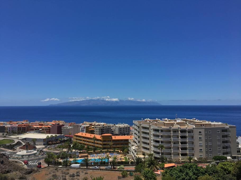 プエルト・デ・サンティアゴにある2 BD Apartment with stunning viewの海と建物のある街並み