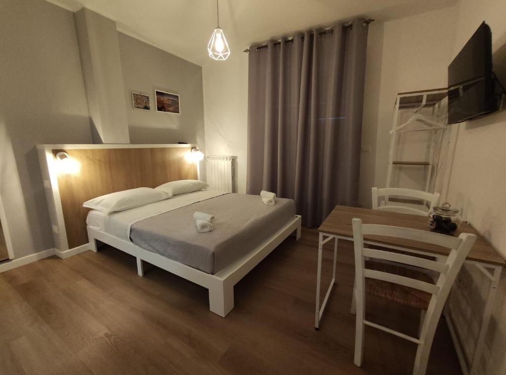 Postel nebo postele na pokoji v ubytování Loremi Rooms