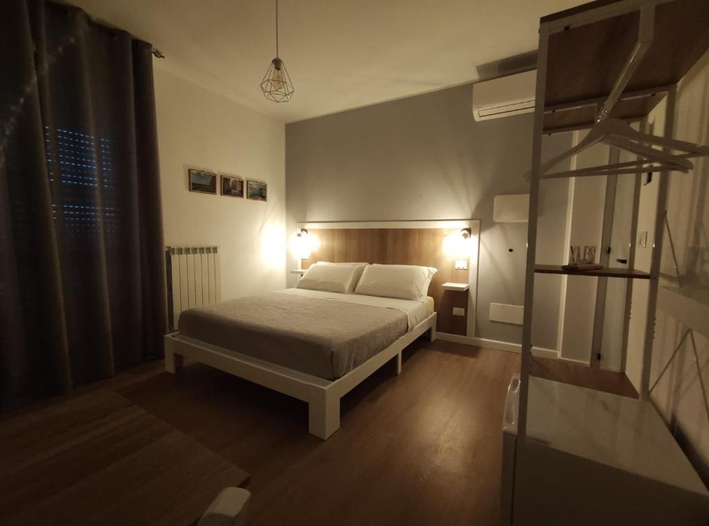 Postel nebo postele na pokoji v ubytování Loremi Rooms