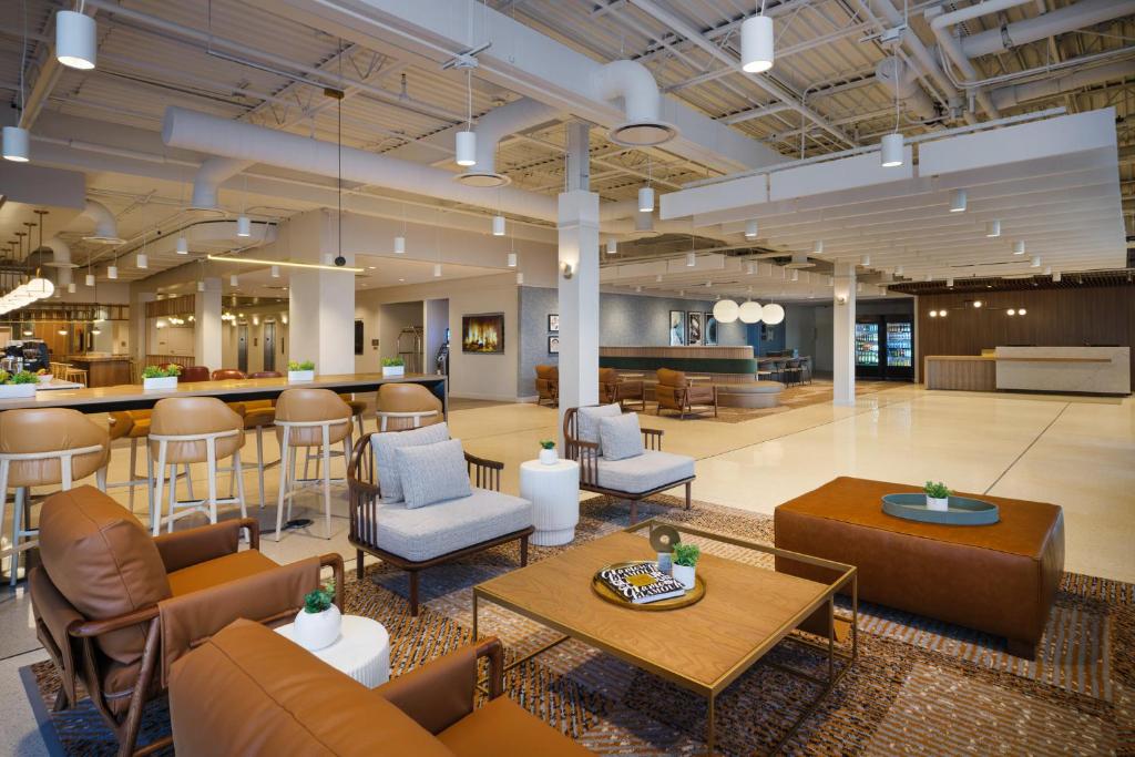 een lobby met banken en stoelen en een bar bij Holiday Inn Chicago O'Hare - Rosemont, an IHG Hotel in Rosemont