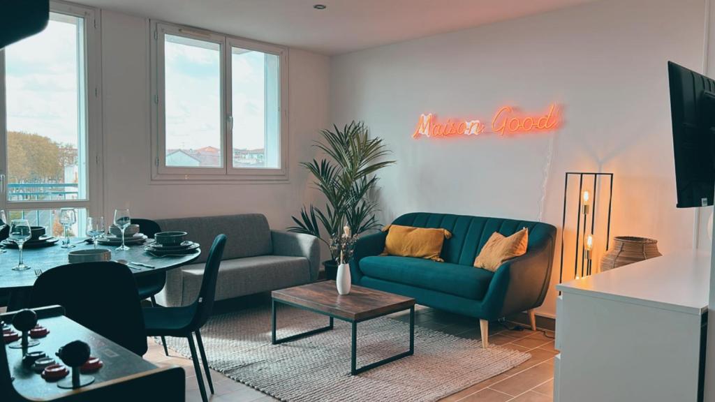 un salon avec un canapé et une table dans l'établissement Air Arcade - 1 à 6 personnes, à Colomiers