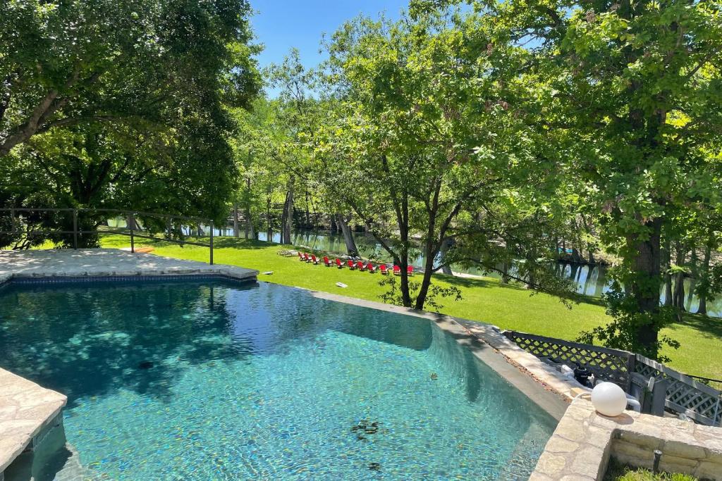 - une vue sur la piscine dans un parc dans l'établissement Casa Maybanke, à Hunt