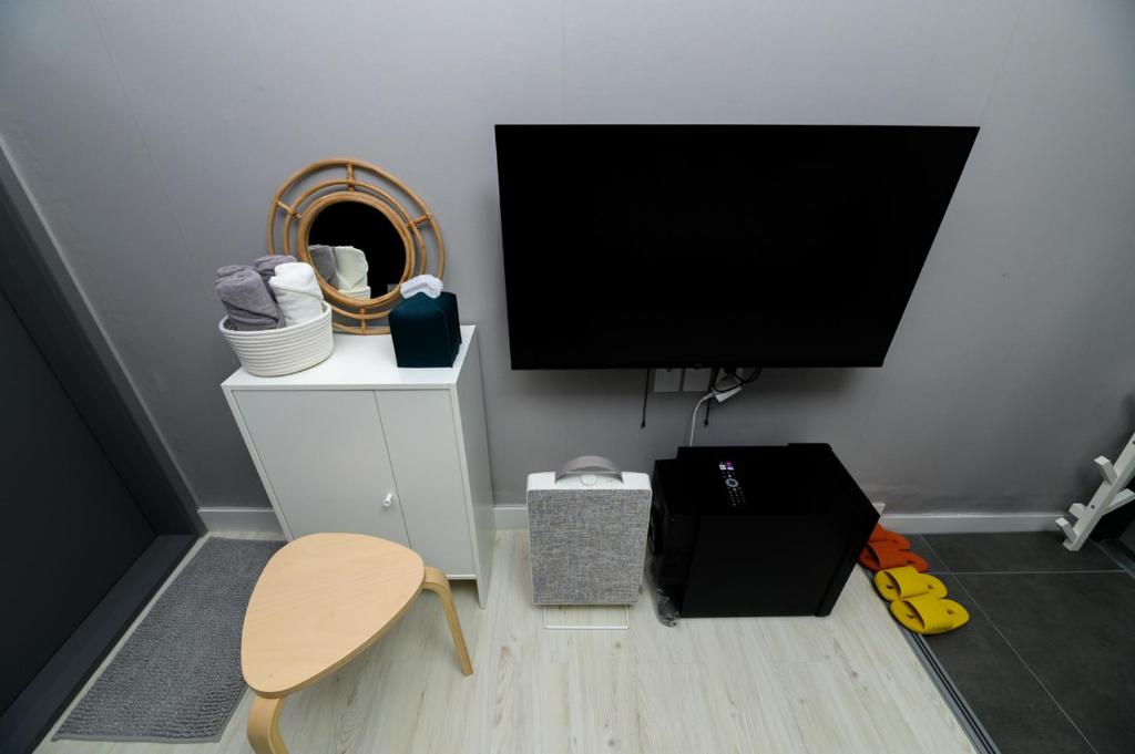 TV a/nebo společenská místnost v ubytování Aha Stay