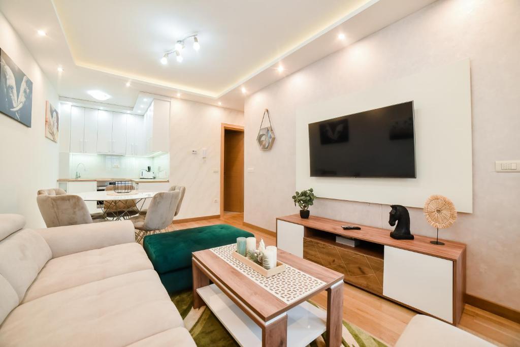 TV a/nebo společenská místnost v ubytování Apartman E.M.A