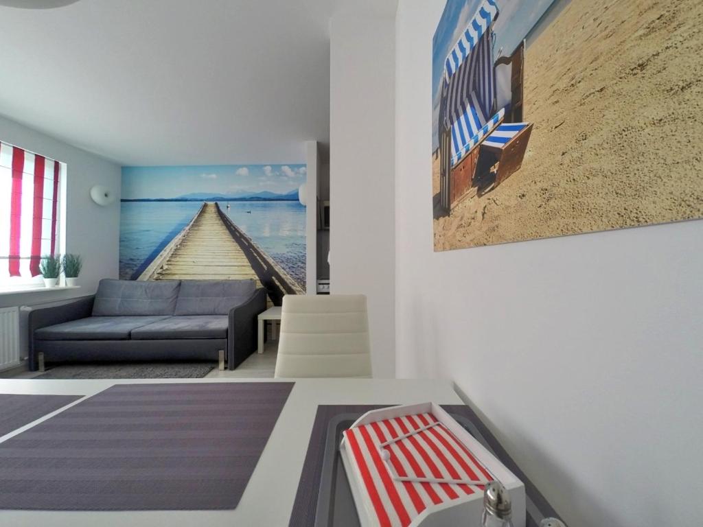 una sala de estar con sofá y una pintura en la pared en Apartament z widokiem na morze, en Gdynia