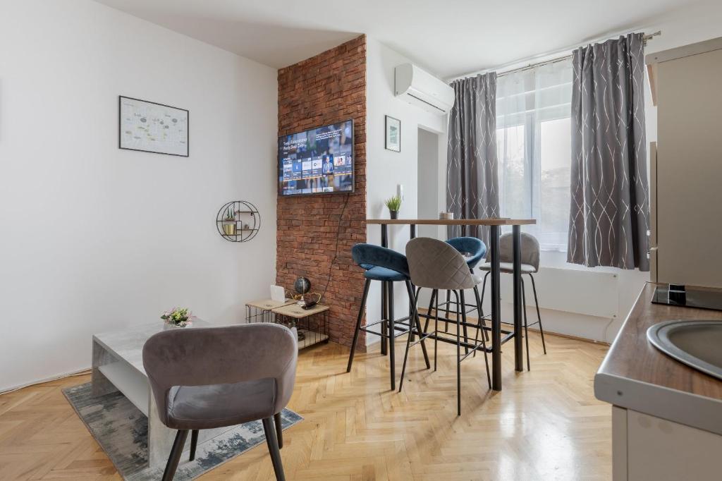 City Center Studio with Private Parking