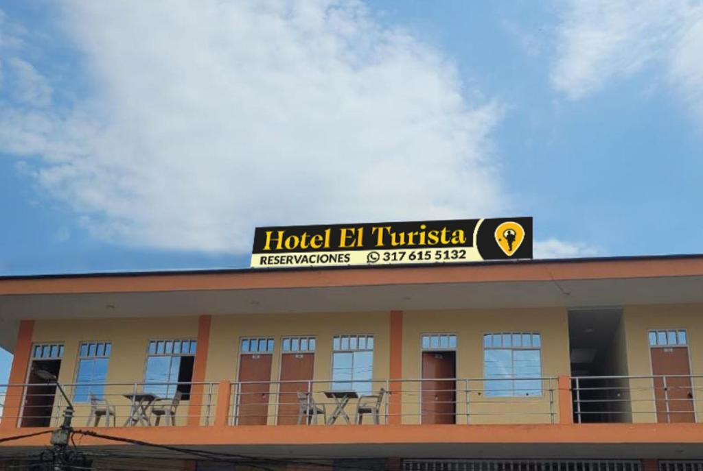 un cartel de hotel el turkish en la parte superior de un edificio en Hotel el Turista en Florencia
