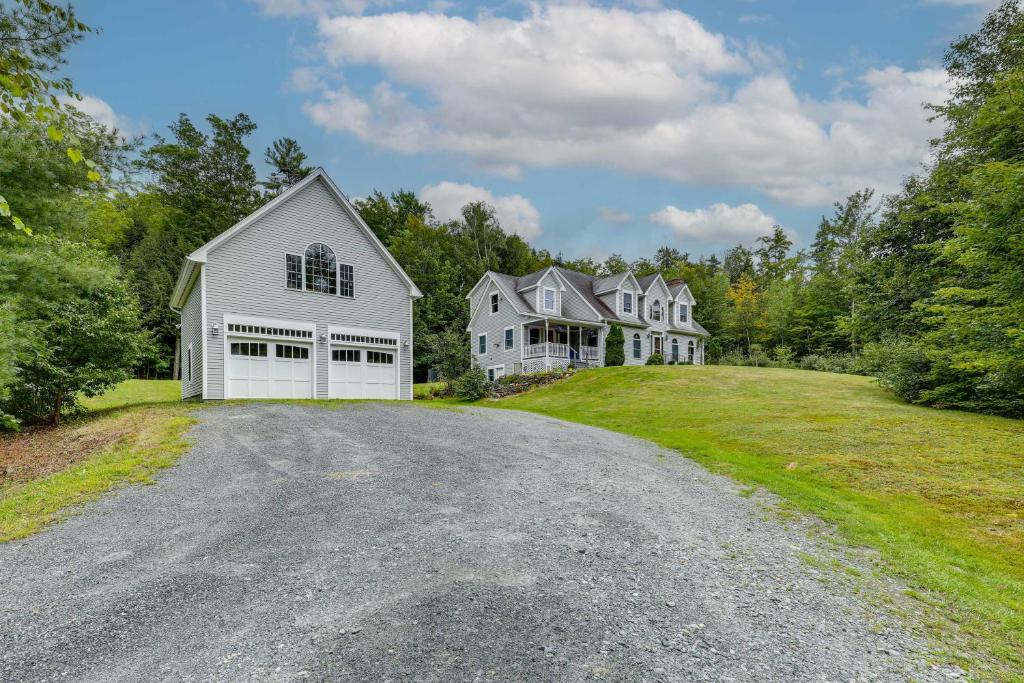 Meriden Village of Plainfield Home with Backyard, Windsor (updated