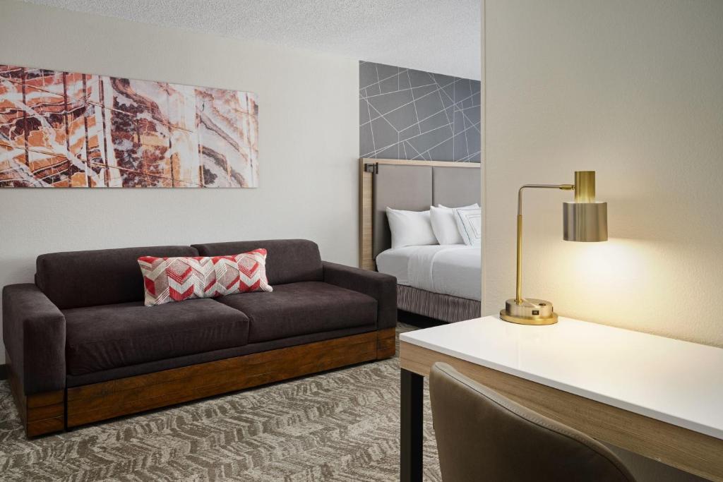 SpringHill Suites Edgewood Aberdeen - Suite Queen Con Dos Camas Queen Y Sofá Cama
