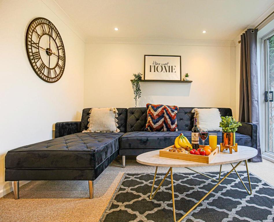 uma sala de estar com um sofá e uma mesa com fruta em Spacious 3 Bedroom Home in Milton Keynes by HP Accommodation - Free Parking, WiFi & Sky TV em Milton Keynes