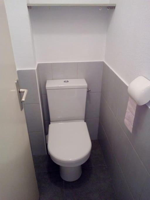 un bagno con un water bianco in una cabina di T2 vue mer dans résidence calme / T2 sea view in a quiet residence a Bandol