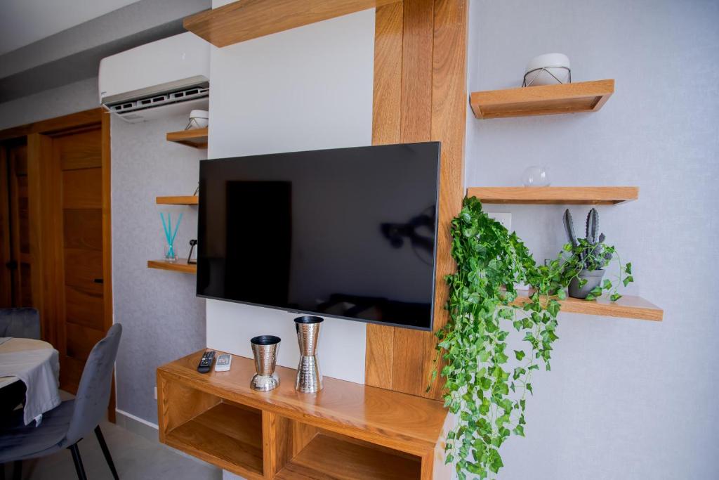 TV a/nebo společenská místnost v ubytování Stylish City Condo W- Pool Gym Panoramic Views