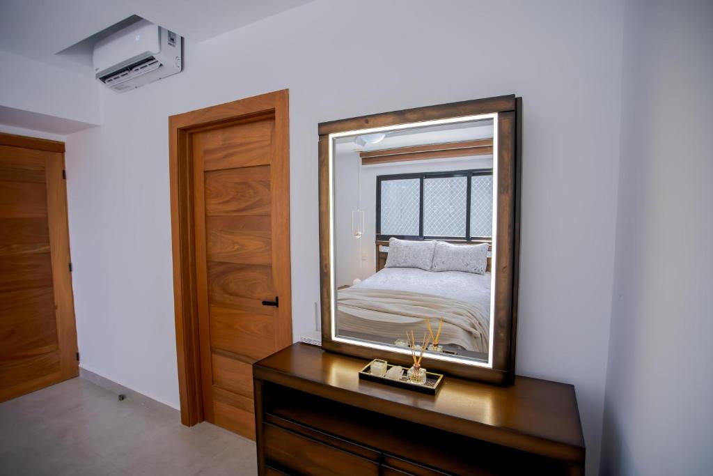 Postel nebo postele na pokoji v ubytování Stylish City Condo W- Pool Gym Panoramic Views