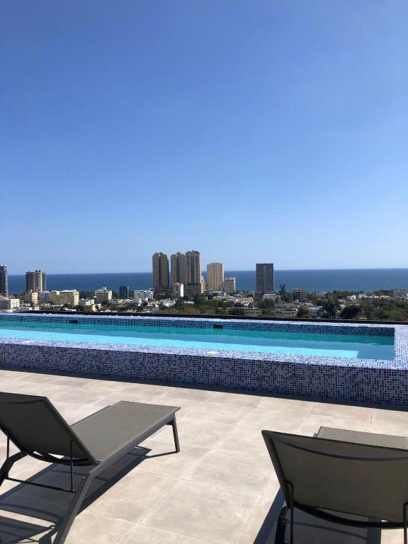 Bazén v ubytování Stylish City Condo W- Pool Gym Panoramic Views nebo v jeho okolí