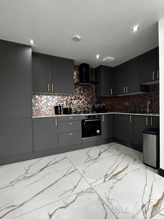Two bed apartment with balcony Slough,Windsor,Legoland - Housity