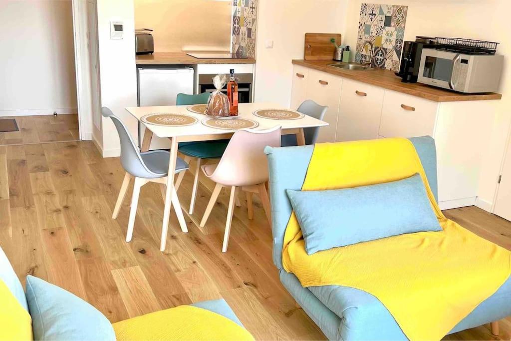 un salon avec une table et une cuisine dans l'établissement La Plagerie Front de Mer, à Fort-Mahon-Plage