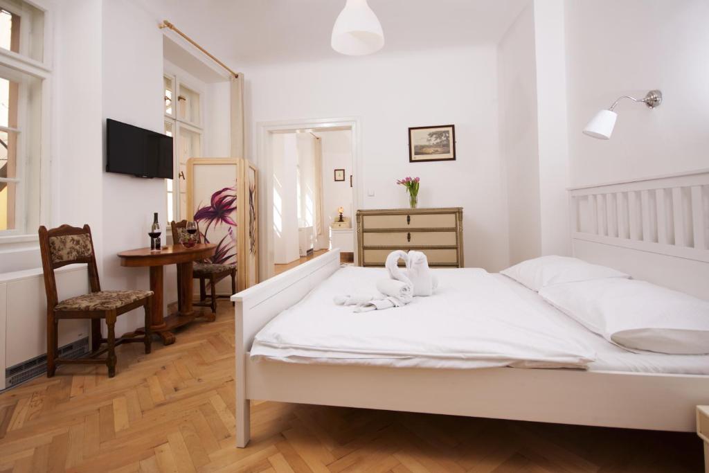 Postel nebo postele na pokoji v ubytování Prague Siesta Apartments