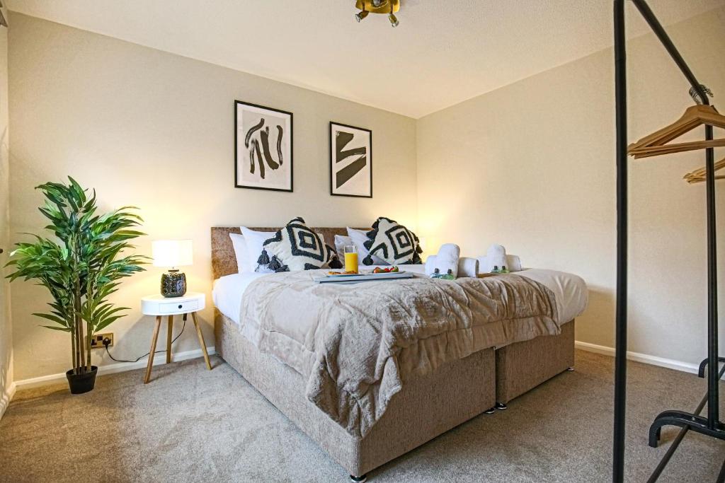 Homely Two Bedroom Bungalow in Milton Keynes with SKY TV, Free WiFi