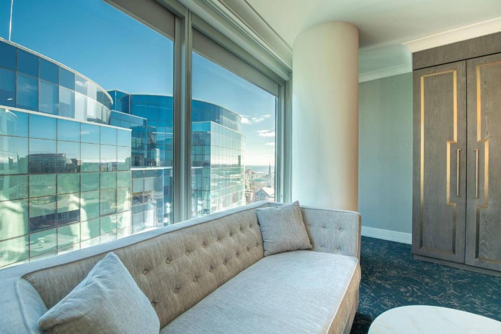 Zona de estar de The Sutton Place Hotel Halifax