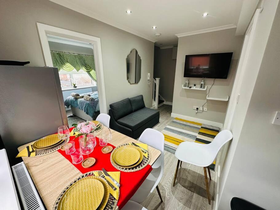 Modern and Luxurious 2BDR London, Ickenham (updated prices 2024)