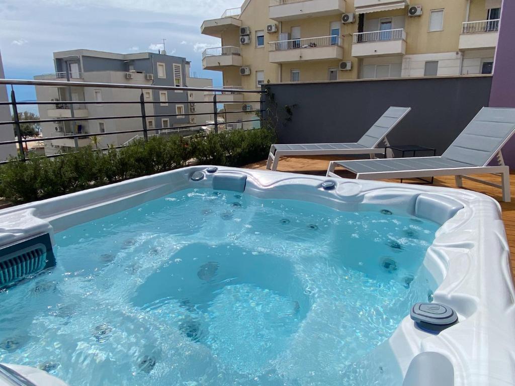 wanna z hydromasażem na balkonie w obiekcie AstraMaris Znjan - Deluxe beach suite with hot tub w Splicie