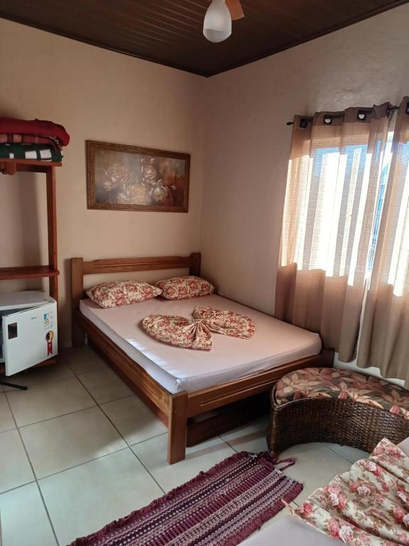 um quarto com duas camas num quarto em Pousada Castro em Aparecida