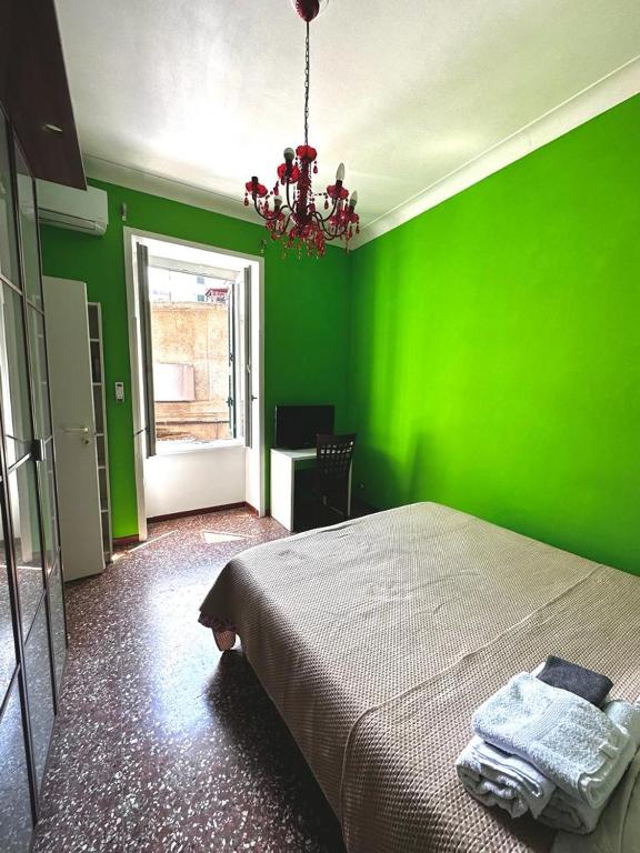 zieloną sypialnię z łóżkiem i zieloną ścianą w obiekcie Liudan&rooms Affittacamere w Rzymie