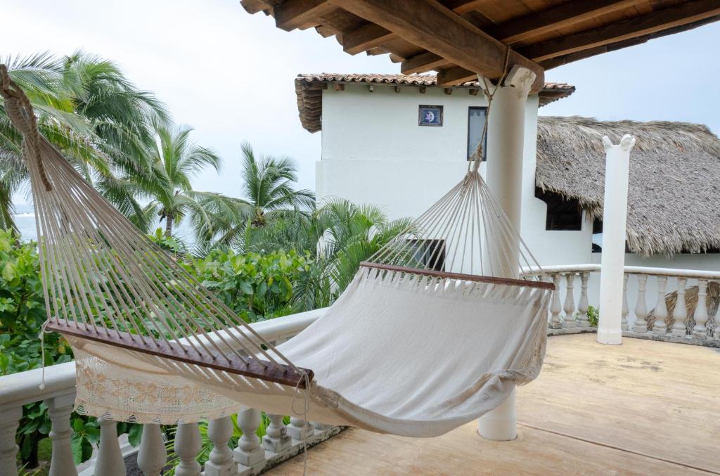 uma rede no alpendre de uma casa em Casa Manzanillo - Bridge Room - Ocean View Room at Exceptional Beach Front Location em Troncones