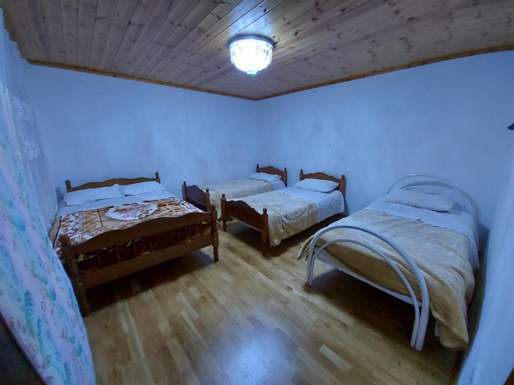 Postel nebo postele na pokoji v ubytování Guest House Trojani