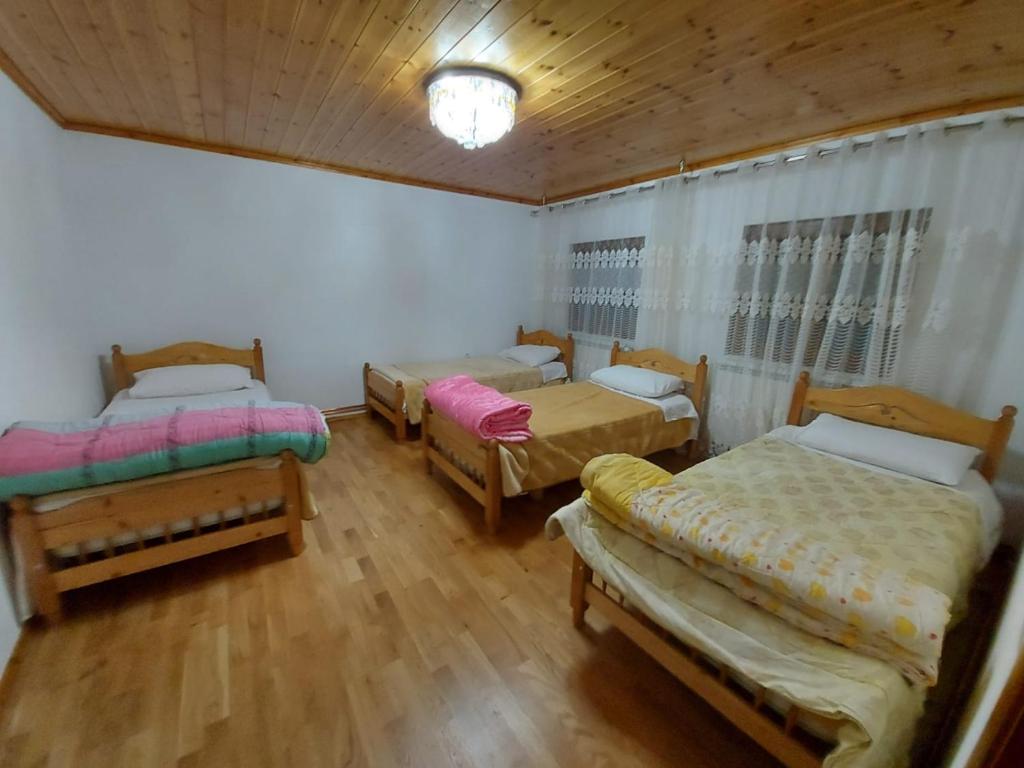 Postel nebo postele na pokoji v ubytování Guest House Trojani