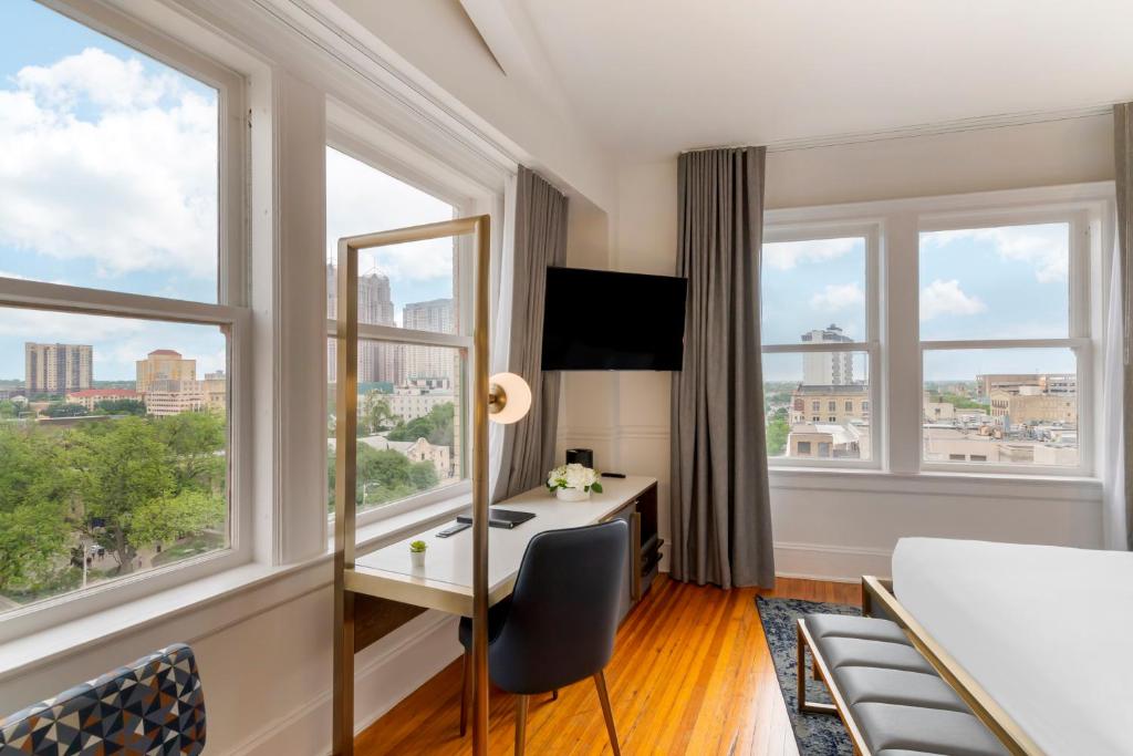 Hotel Gibbs Downtown Riverwalk - King Suite Met één Slaapkamer Met Een Bankje