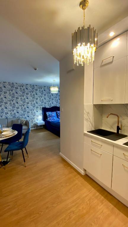 Kuchyňa alebo kuchynka v ubytovaní Apartament Long Island Gdańsk