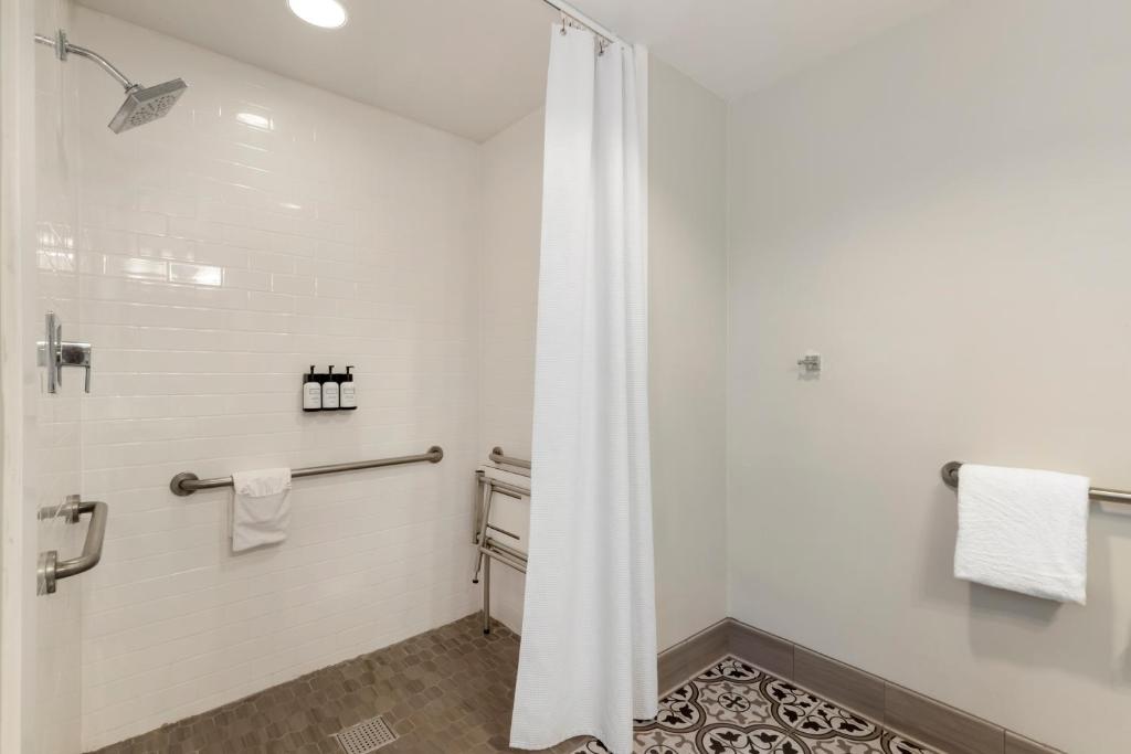 Hotel Gibbs Downtown Riverwalk - King Room - Toegang
