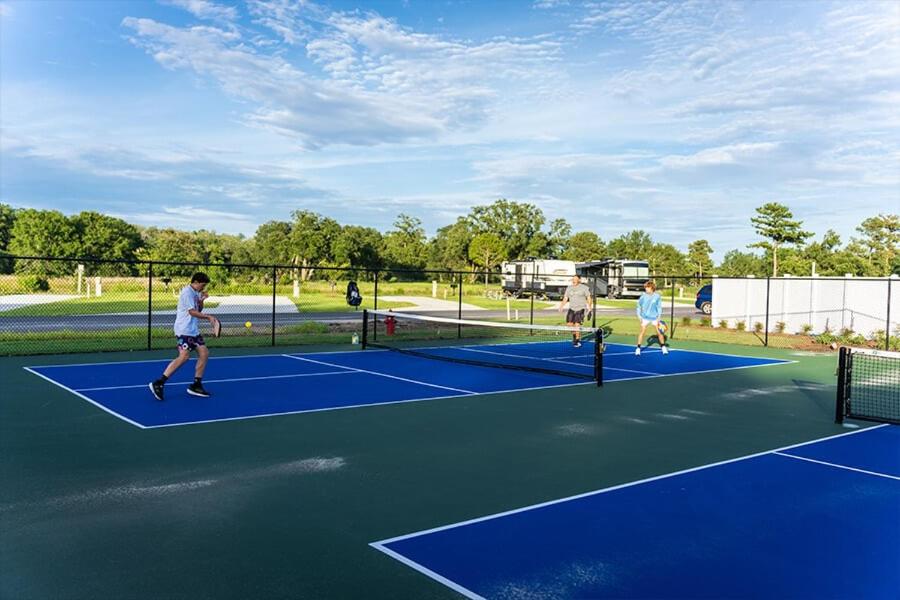 Εγκαταστάσεις για τένις ή/και σκουός στο Gulf Shores RV Resort ή εκεί κοντά