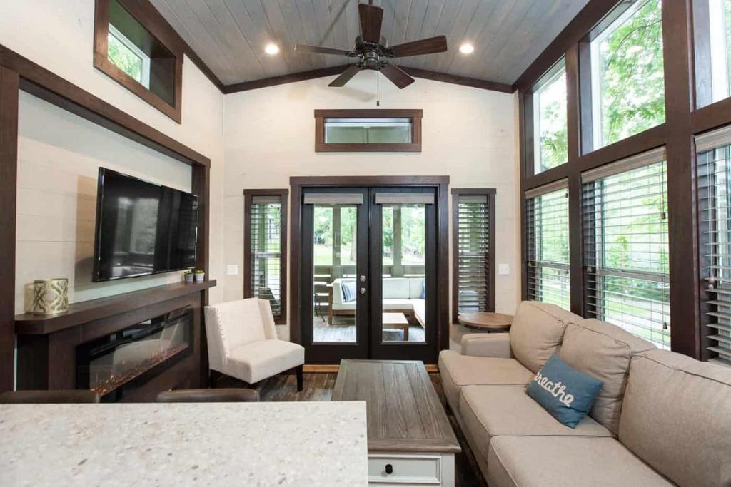ein Wohnzimmer mit einer Couch und einem Deckenventilator in der Unterkunft Gulf Shores RV Resort in Gulf Shores