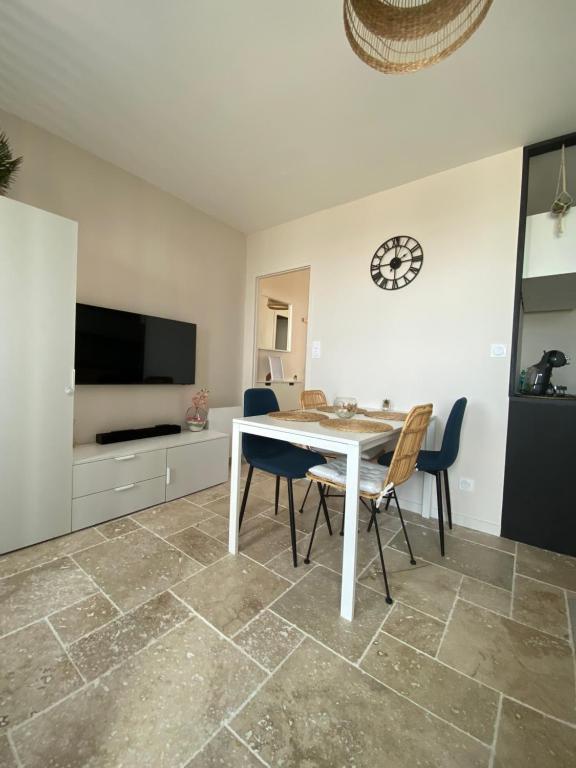 a dining room with a table and chairs at Appartement vue sur l&#39;océan in La Parée Preneau
