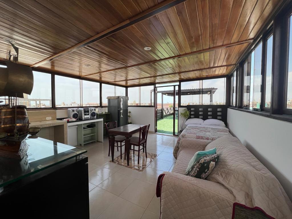 ein Wohnzimmer mit einem Sofa und einem Tisch in der Unterkunft Casa Villa Victoria en Pisco in Pisco