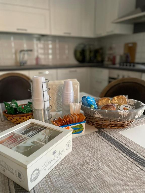 A kitchen or kitchenette at La Baronessa