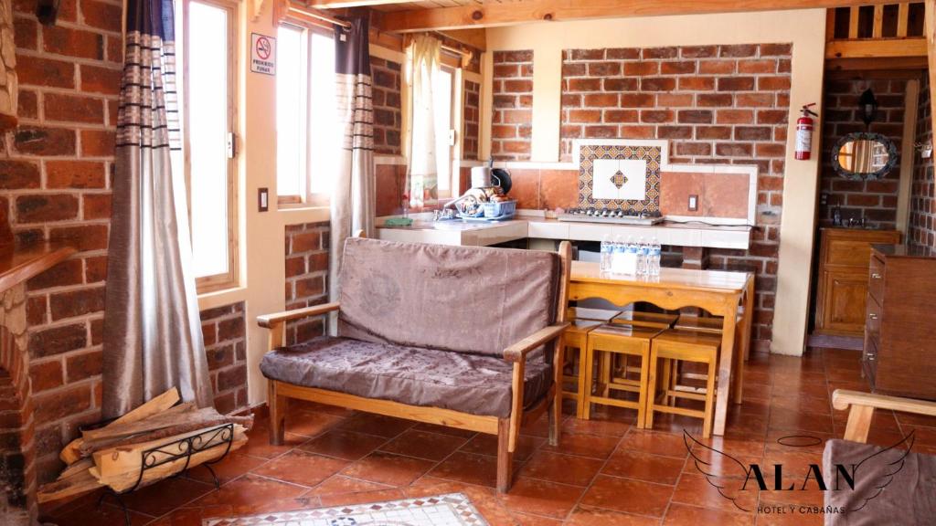 uma sala de estar com uma cadeira e uma mesa em Hotel y Cabañas Alan em Chignahuapan